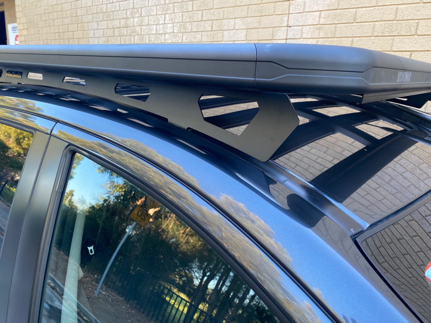 Mitsubishi Triton MQ/MR Dual Cab 2015on Yakima LockNLoad RuggedLine