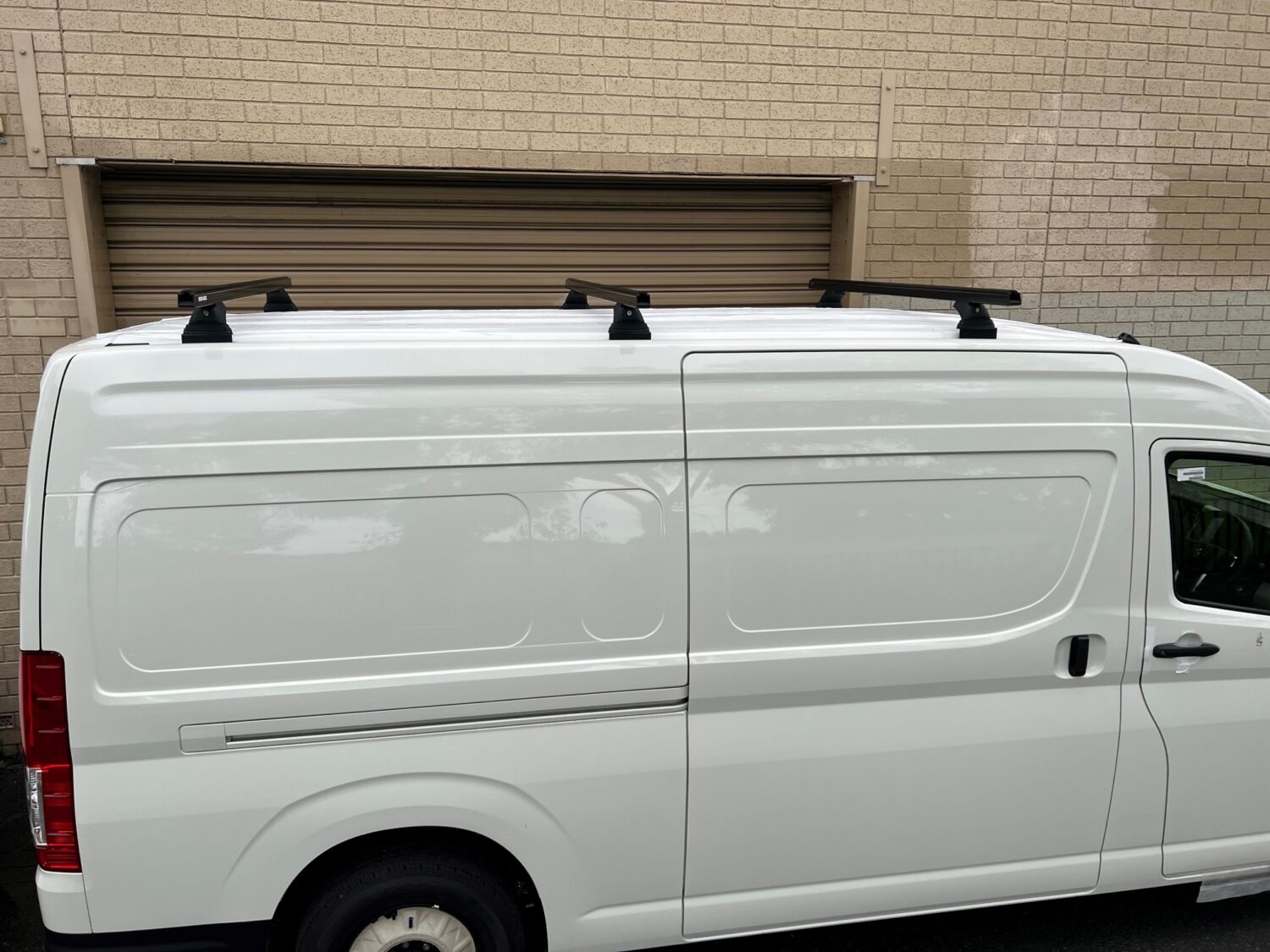 Toyota Hiace SLWB Gen6 06/2019on RhinoRack Black Roof racks (3 Bar