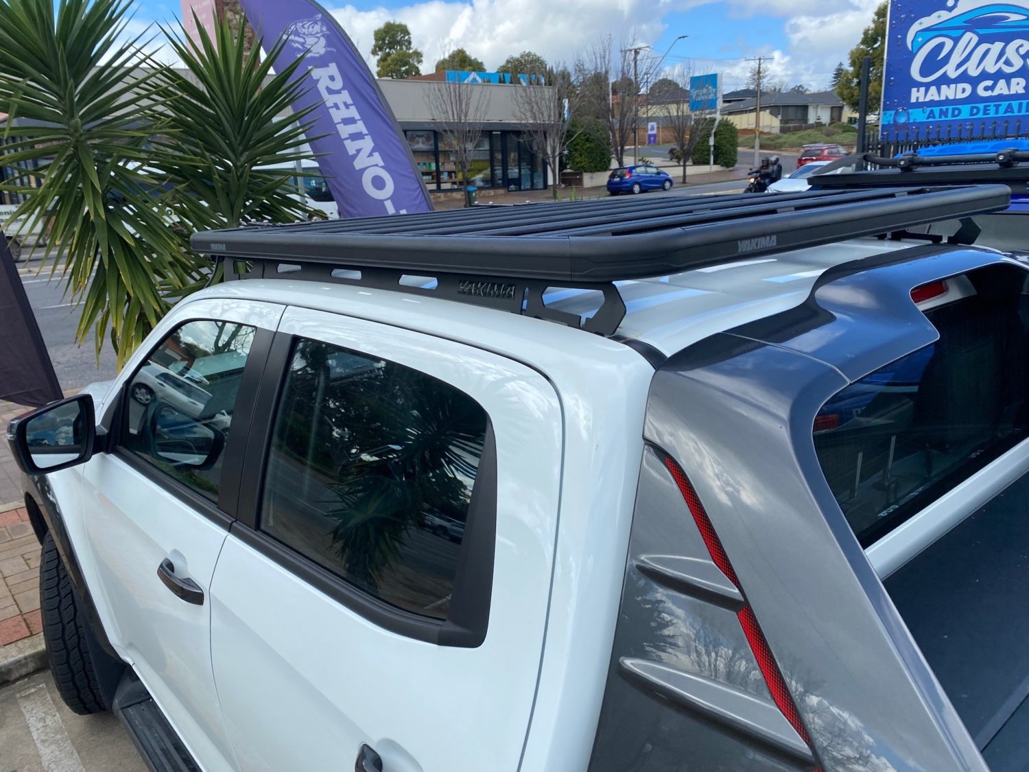Isuzu DMax XTerrain 2020on Yakima LockNLoad RuggedLine Platform