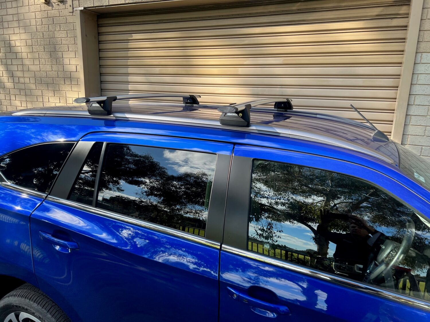 Isuzu Mux Gen2 2021on (with roof rails) Silver Pro Rack Thru Bar Yakima