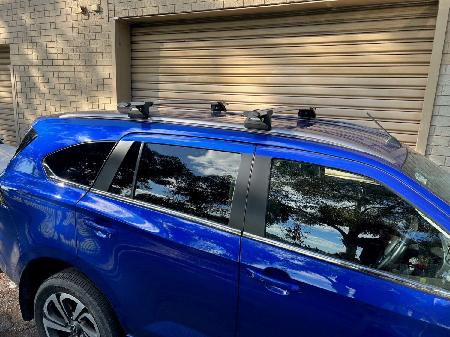 Isuzu Mux Gen2 2021on (with roof rails) Silver Pro Rack Thru Bar Yakima