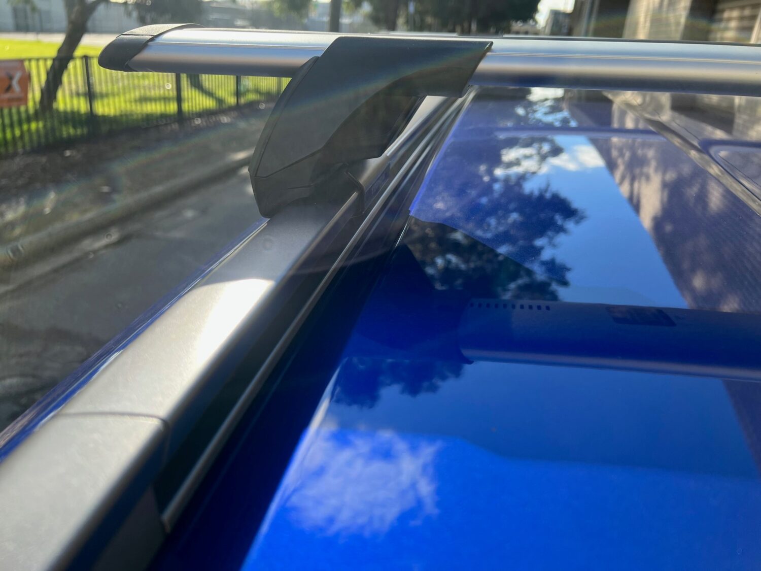 Isuzu Mux Gen2 2021on (with roof rails) Silver Pro Rack Thru Bar Yakima