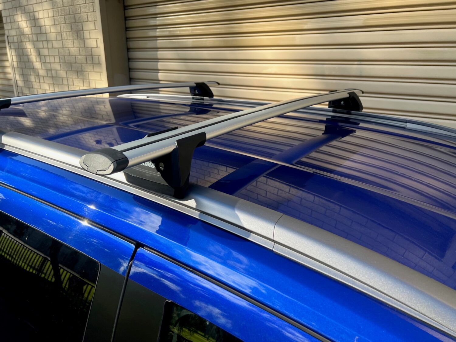 Isuzu Mux Gen2 2021on (with roof rails) Silver Pro Rack Thru Bar Yakima