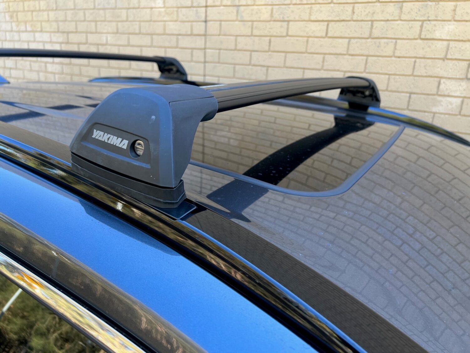 Toyota Rav4 (with factory rails) 05/19on Yakima Flush Black Bars (pr ...